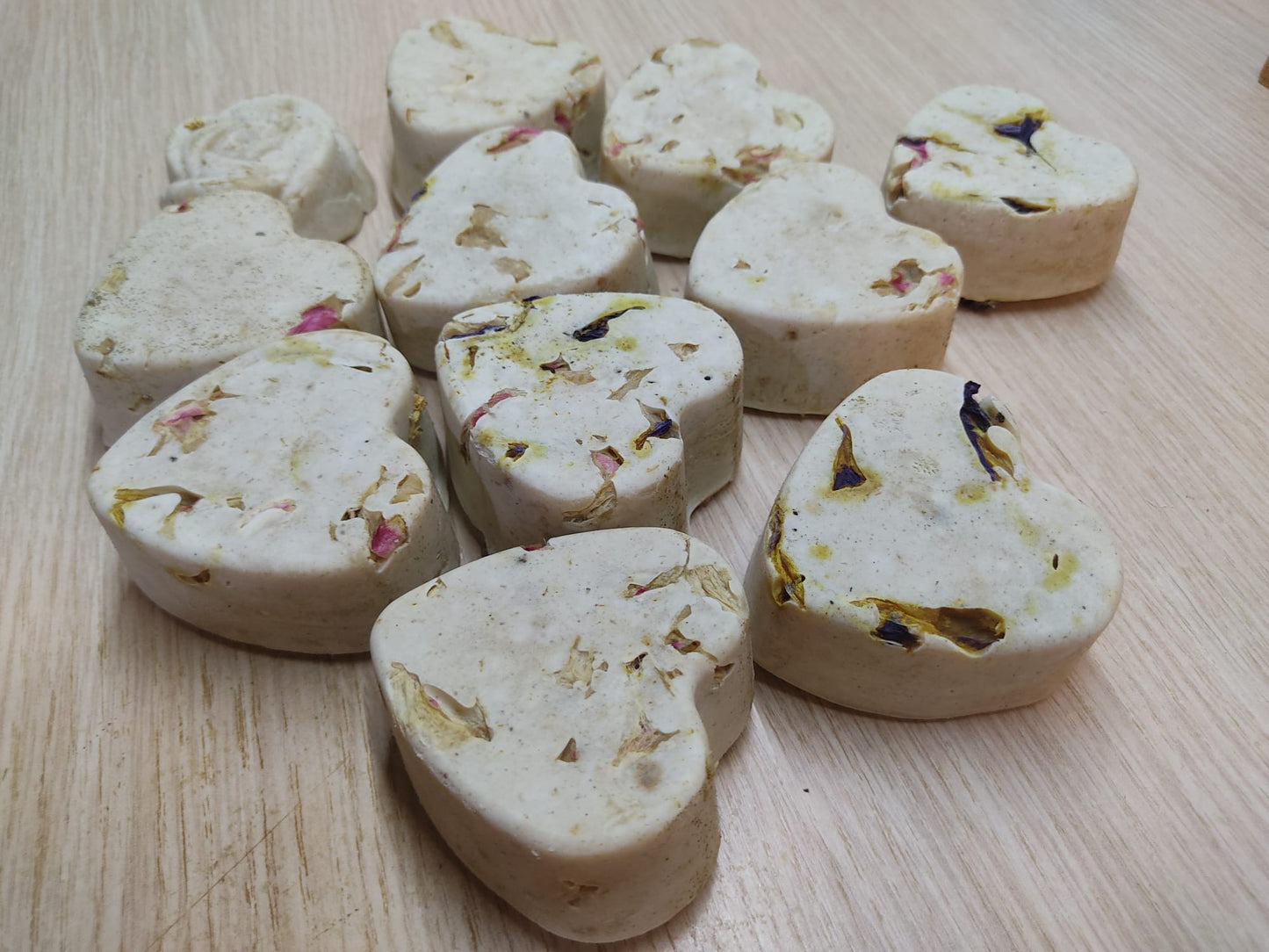 SAPONE MAGICO ATTRAE AMORE, FATTO A MANO realizzato con le erbe e olii essenziali selezionate per aiutare la persona ad apparire più attraente con il SESSO opposto, attira l'attenzione verso di te.