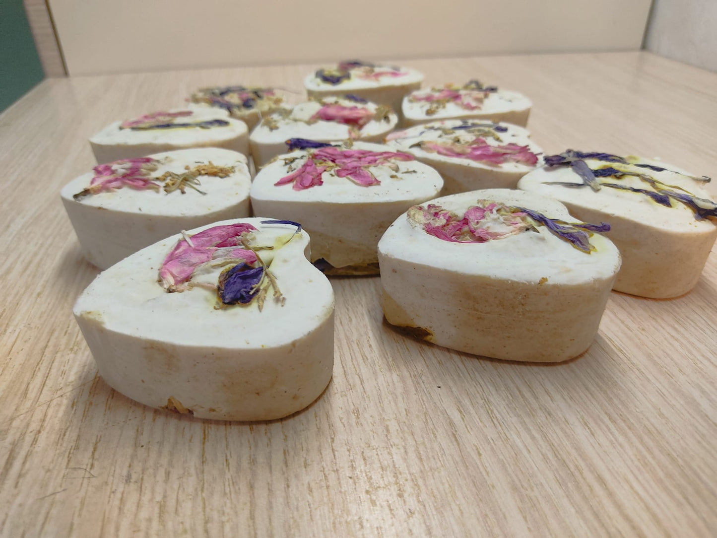 SAPONE MAGICO ATTRAE AMORE, FATTO A MANO realizzato con le erbe e olii essenziali selezionate per aiutare la persona ad apparire più attraente con il SESSO opposto, attira l'attenzione verso di te.