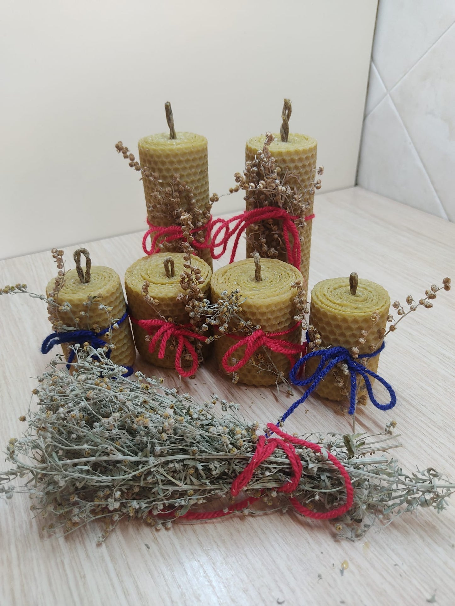 CANDELE MAGICHE PURIFICANTI FATTE A MANO con cera d'api 100%, realizzate con le erbe purificanti Forti e olii essenziali. Aiutano ad allontanare energie negative e puliscono in profondità CAMPO MAGNETICO della persona dando un sollievo immediato.