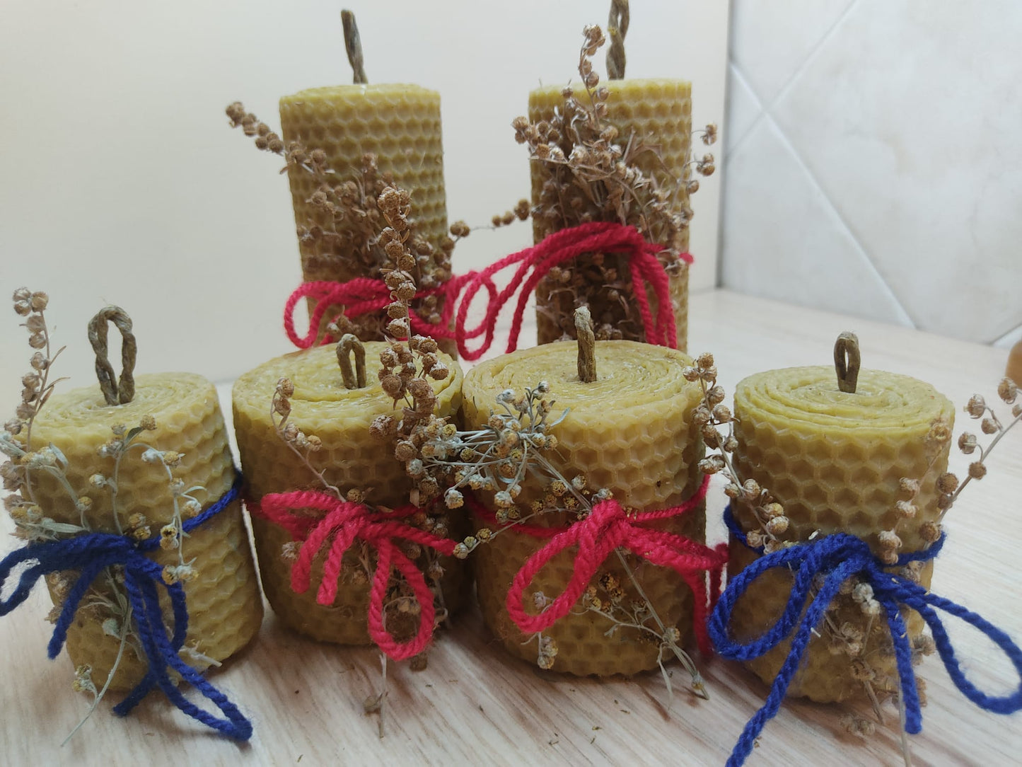 CANDELE MAGICHE PURIFICANTI FATTE A MANO con cera d'api 100%, realizzate con le erbe purificanti Forti e olii essenziali. Aiutano ad allontanare energie negative e puliscono in profondità CAMPO MAGNETICO della persona dando un sollievo immediato.