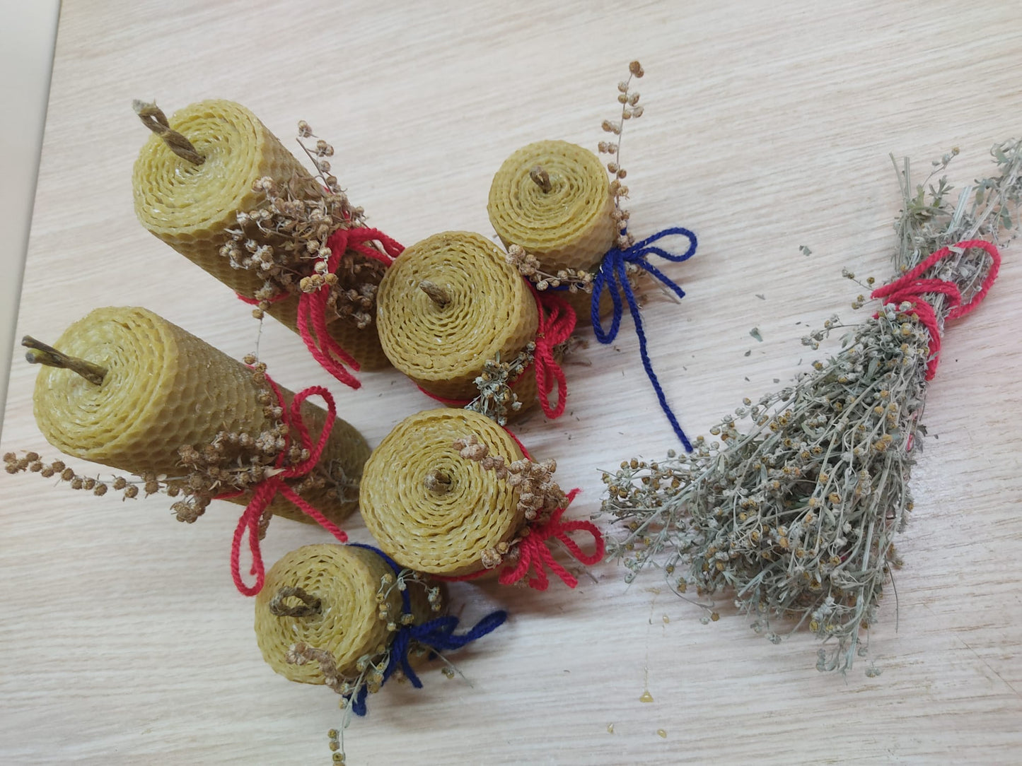 CANDELE MAGICHE PURIFICANTI FATTE A MANO con cera d'api 100%, realizzate con le erbe purificanti Forti e olii essenziali. Aiutano ad allontanare energie negative e puliscono in profondità CAMPO MAGNETICO della persona dando un sollievo immediato.