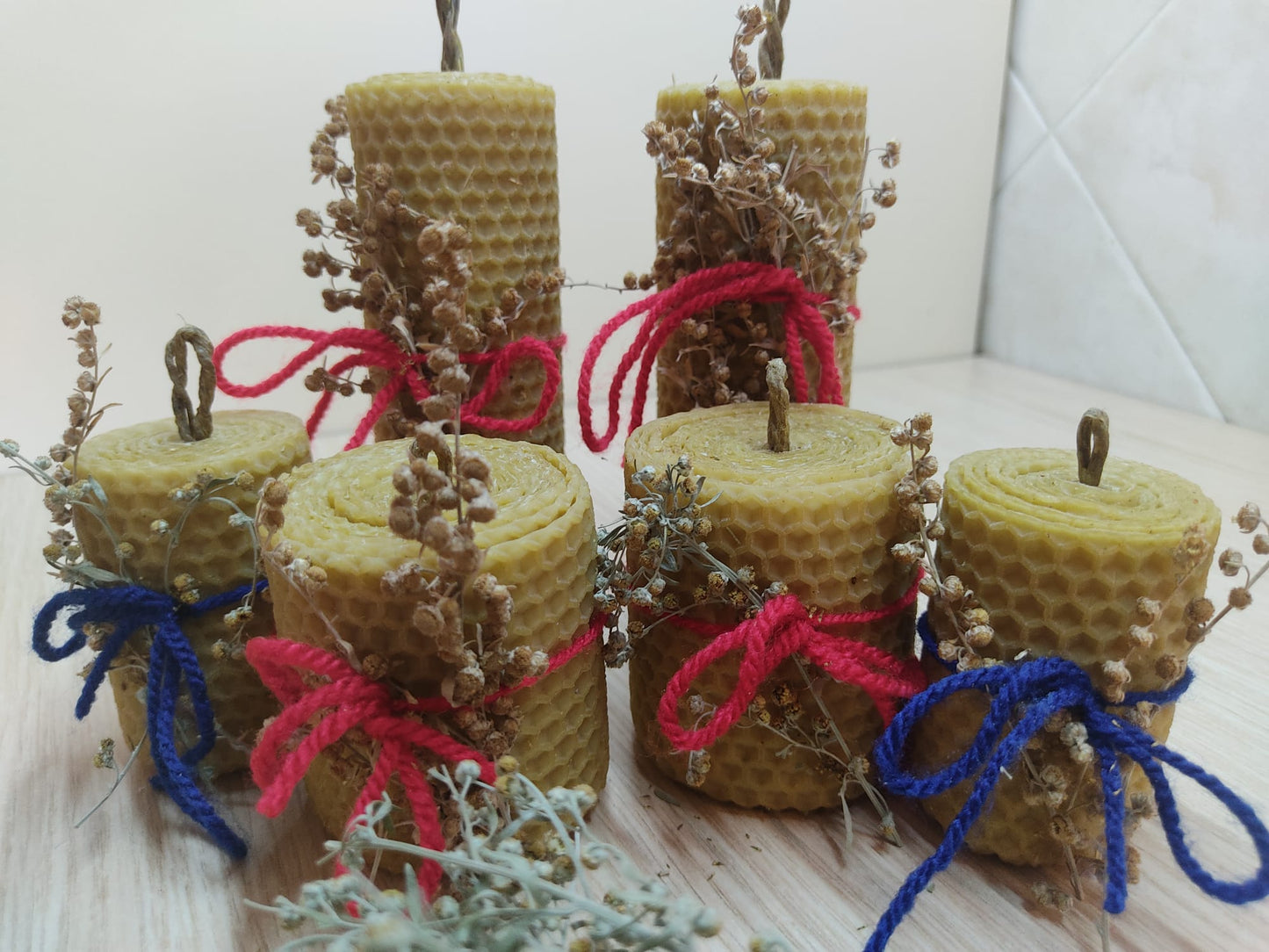 CANDELE MAGICHE PURIFICANTI FATTE A MANO con cera d'api 100%, realizzate con le erbe purificanti Forti e olii essenziali. Aiutano ad allontanare energie negative e puliscono in profondità CAMPO MAGNETICO della persona dando un sollievo immediato.