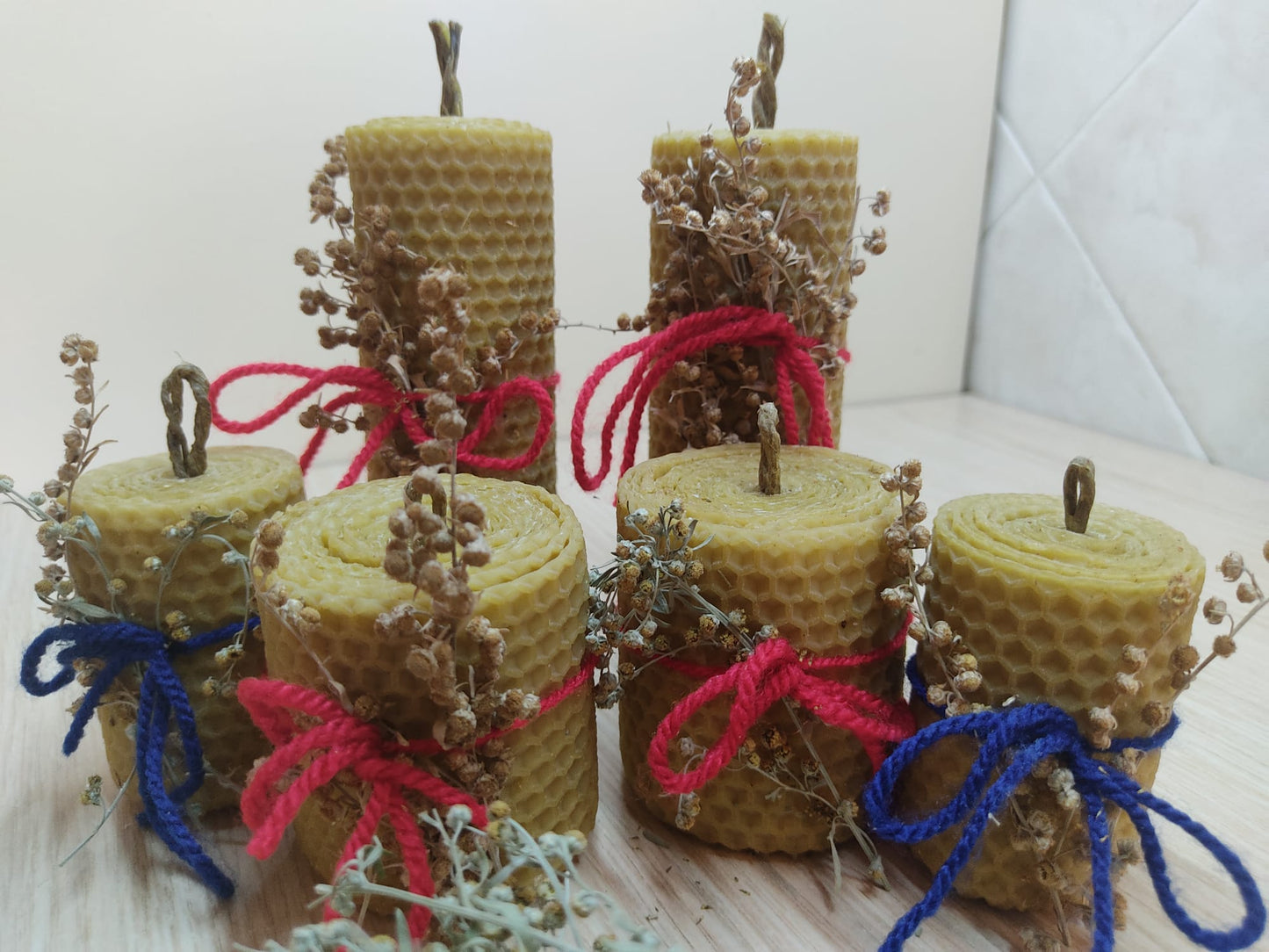 CANDELE MAGICHE PURIFICANTI FATTE A MANO con cera d'api 100%, realizzate con le erbe purificanti Forti e olii essenziali. Aiutano ad allontanare energie negative e puliscono in profondità CAMPO MAGNETICO della persona dando un sollievo immediato.