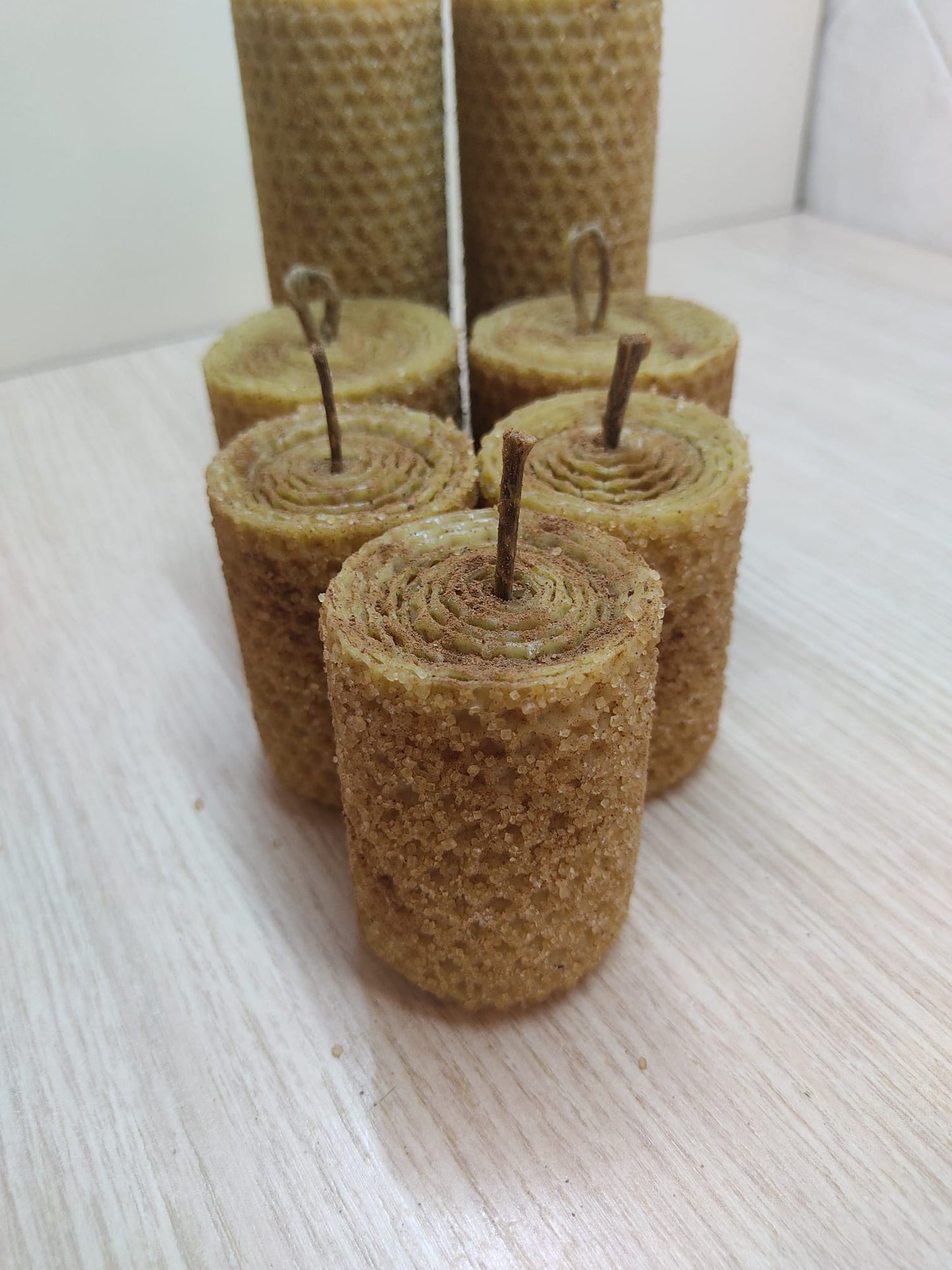 CANDELE MAGICHE per ABBONDANZA, FATTE A MANO con cera d' api 100%,create con le erbe e olii essenziali per attrare ABBONDANZA APRENDO le nuove fonti di GUADAGNO aumentando flusso di PROSPERITÀ.