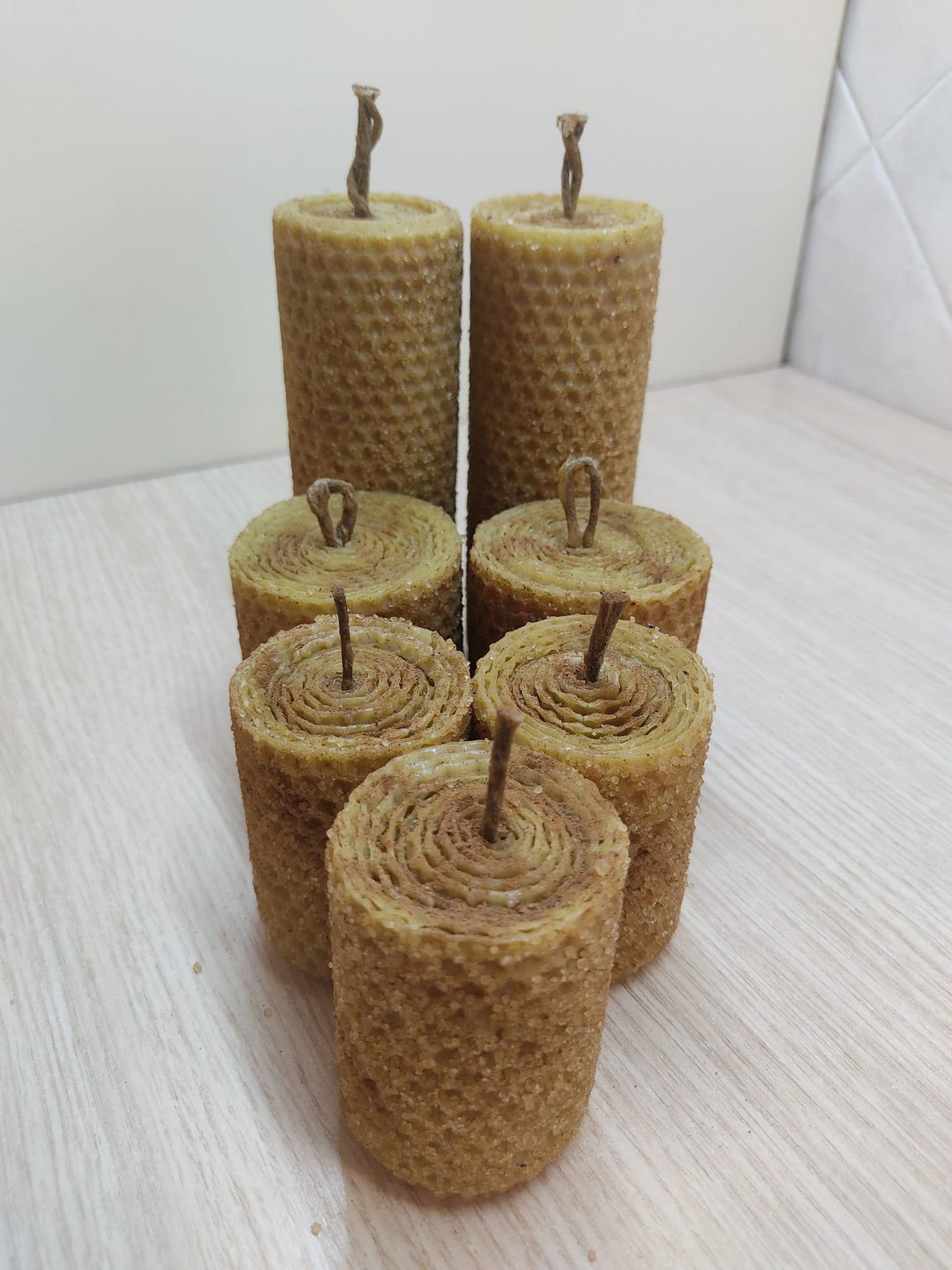 CANDELE MAGICHE per ABBONDANZA, FATTE A MANO con cera d' api 100%,create con le erbe e olii essenziali per attrare ABBONDANZA APRENDO le nuove fonti di GUADAGNO aumentando flusso di PROSPERITÀ.