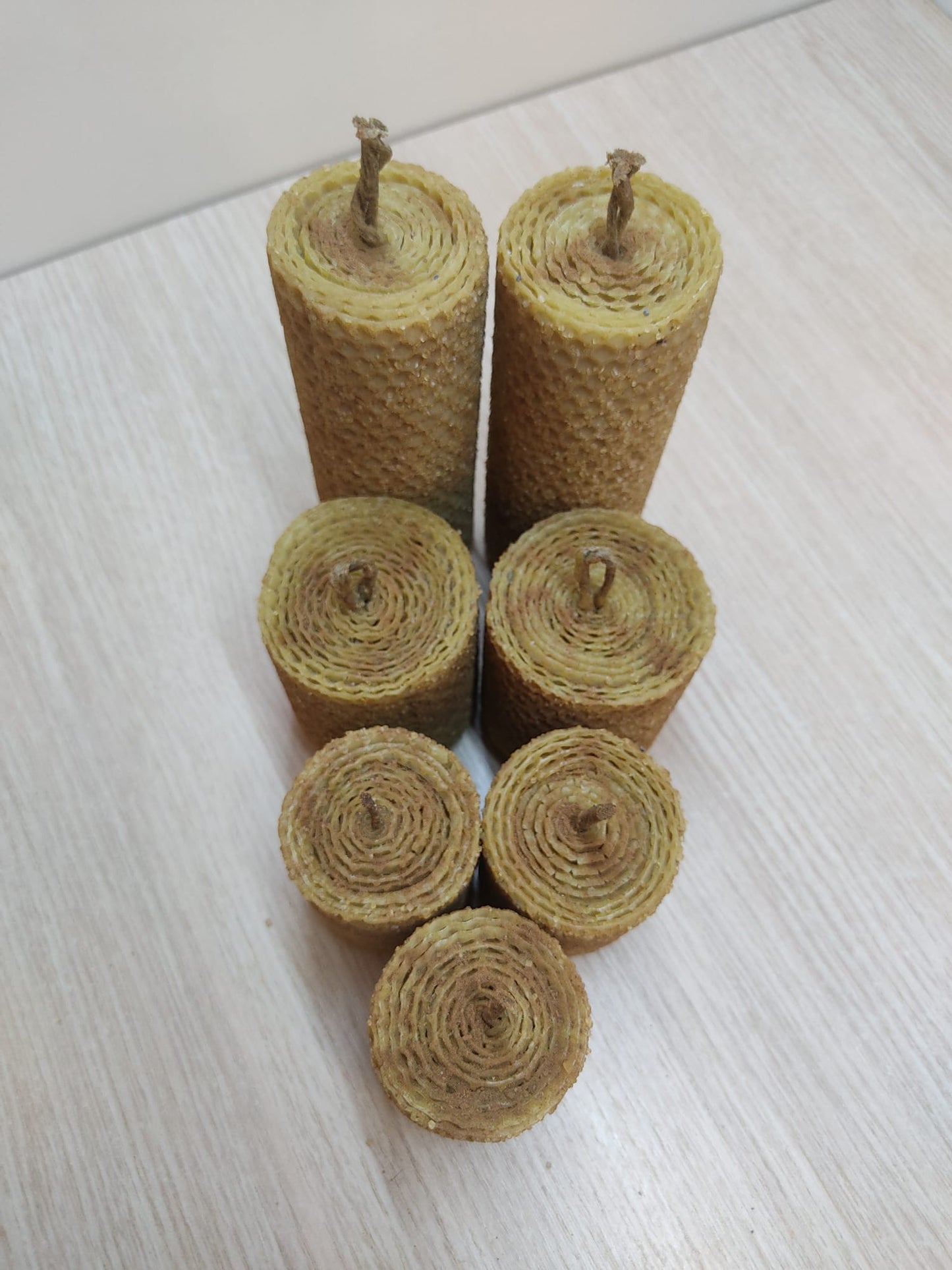 CANDELE MAGICHE per ABBONDANZA, FATTE A MANO con cera d' api 100%,create con le erbe e olii essenziali per attrare ABBONDANZA APRENDO le nuove fonti di GUADAGNO aumentando flusso di PROSPERITÀ.