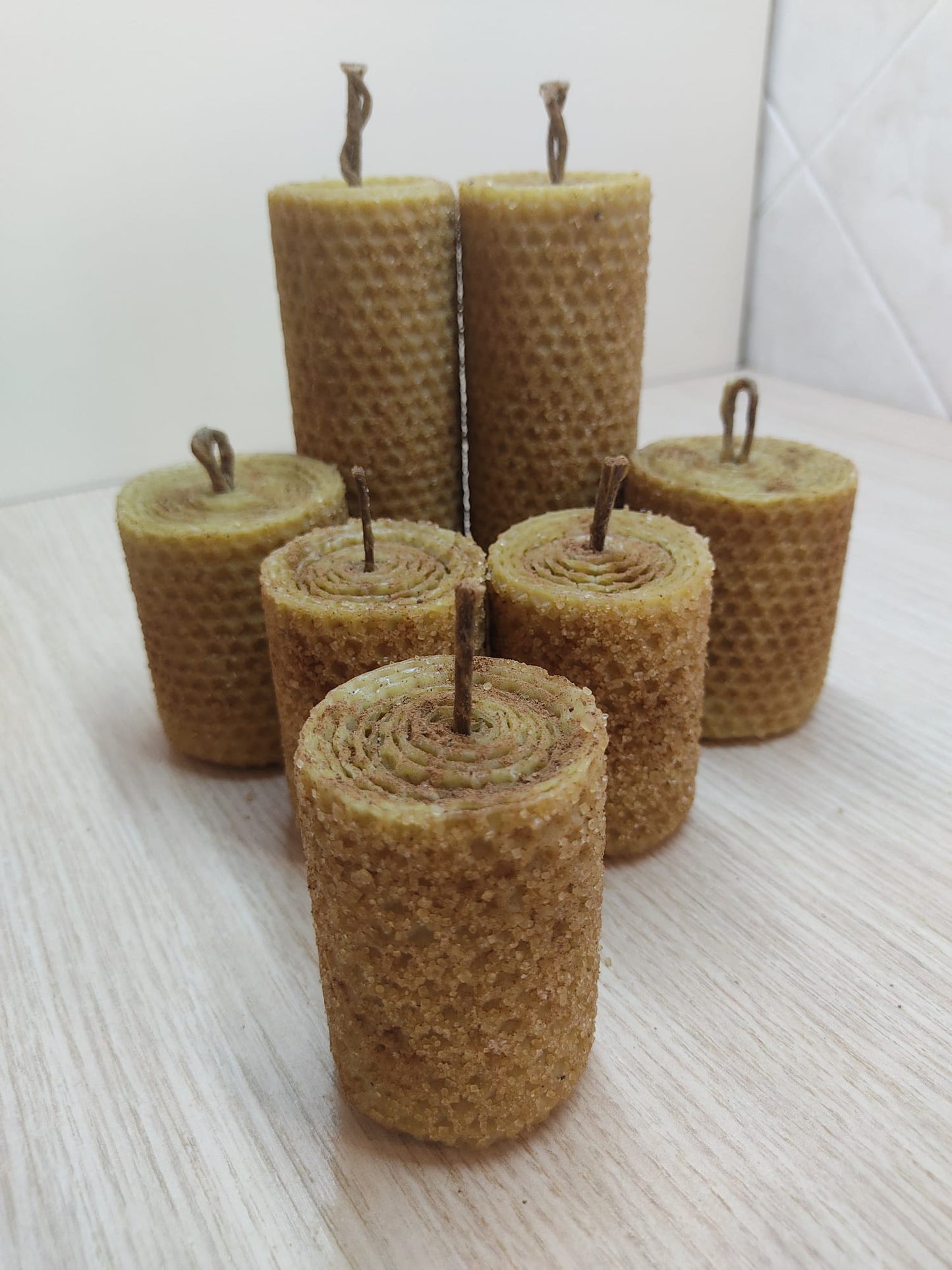 CANDELE MAGICHE per ABBONDANZA, FATTE A MANO con cera d' api 100%,create con le erbe e olii essenziali per attrare ABBONDANZA APRENDO le nuove fonti di GUADAGNO aumentando flusso di PROSPERITÀ.