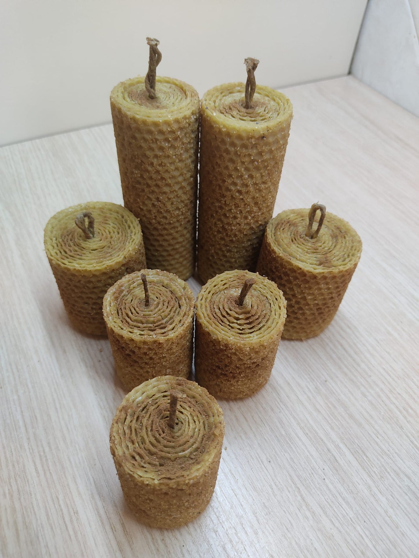 CANDELE MAGICHE per ABBONDANZA, FATTE A MANO con cera d' api 100%,create con le erbe e olii essenziali per attrare ABBONDANZA APRENDO le nuove fonti di GUADAGNO aumentando flusso di PROSPERITÀ.