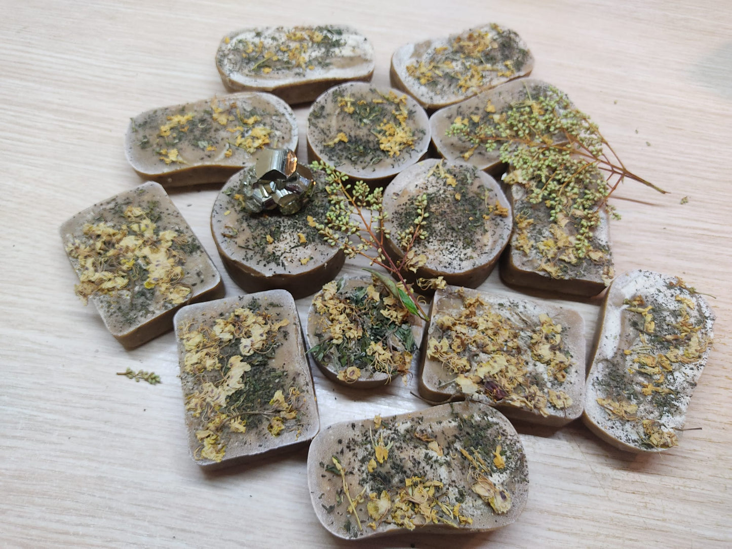 SAPONE MAGICO ATTRAE DENARO,FATTO A MANO con erbe e olii essenziali selezionate per aprire i canali di ABBONDANZA e prosperità,caricato con la fase lunare della LUNA PIENA aprendo le porte ad altre possibilità di GUADAGNO.