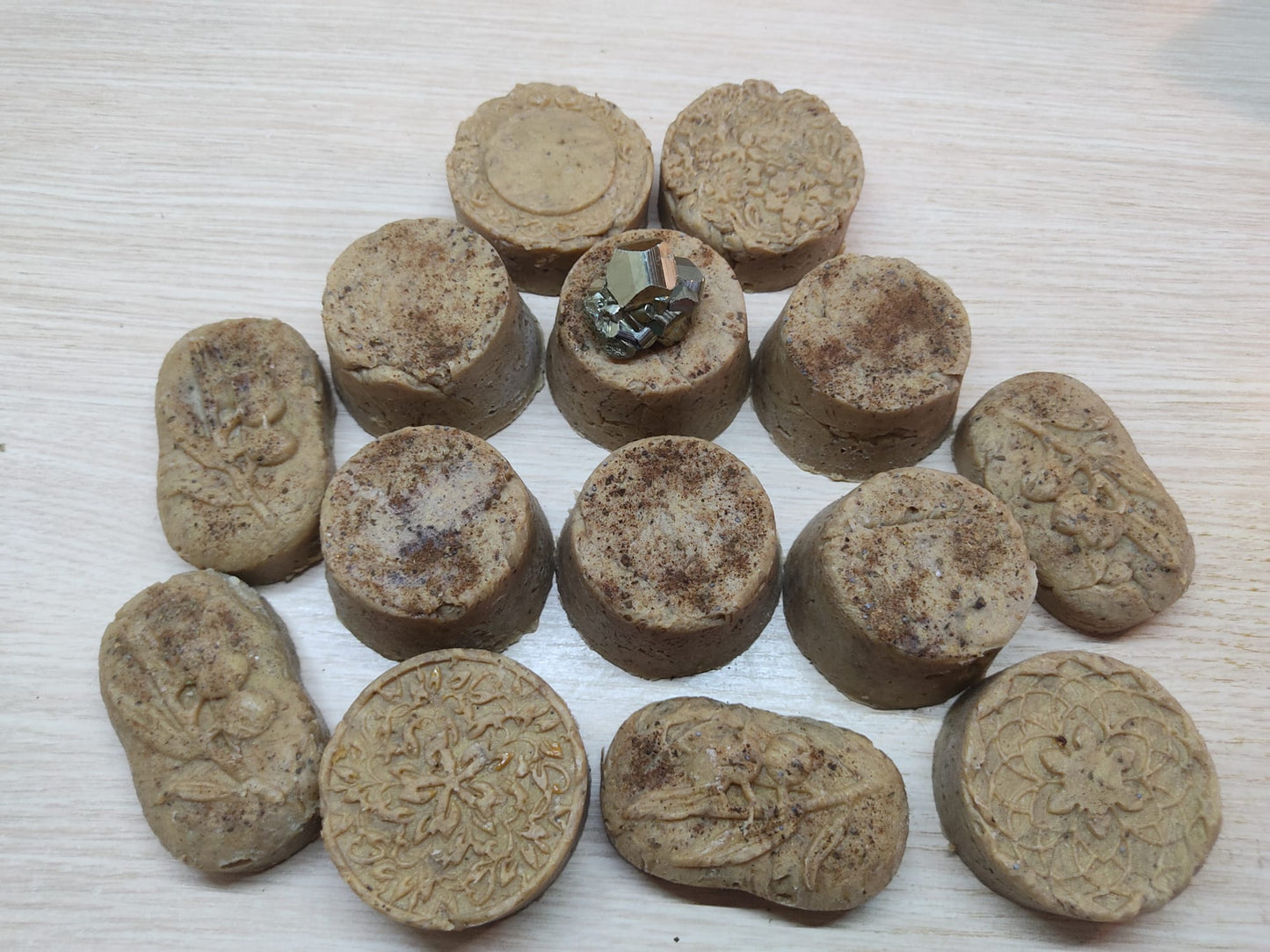SAPONE MAGICO ATTRAE DENARO,FATTO A MANO con erbe e olii essenziali selezionate per aprire i canali di ABBONDANZA e prosperità,caricato con la fase lunare della LUNA PIENA aprendo le porte ad altre possibilità di GUADAGNO.