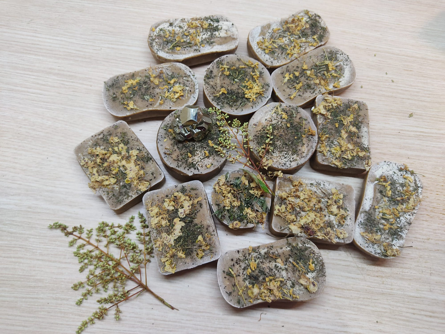 SAPONE MAGICO ATTRAE DENARO,FATTO A MANO con erbe e olii essenziali selezionate per aprire i canali di ABBONDANZA e prosperità,caricato con la fase lunare della LUNA PIENA aprendo le porte ad altre possibilità di GUADAGNO.