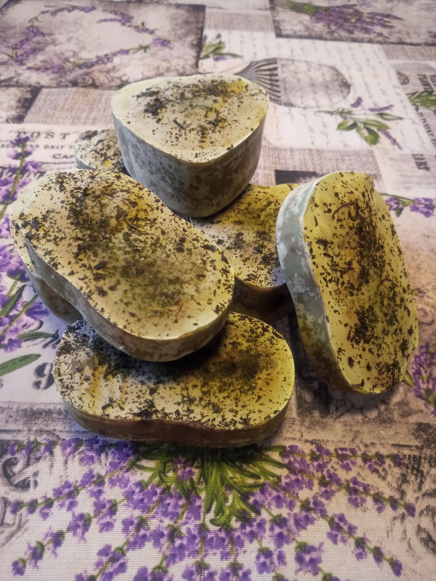 SAPONE MAGICO ATTRAE DENARO,FATTO A MANO con erbe e olii essenziali selezionate per aprire i canali di ABBONDANZA e prosperità,caricato con la fase lunare della LUNA PIENA aprendo le porte ad altre possibilità di GUADAGNO.