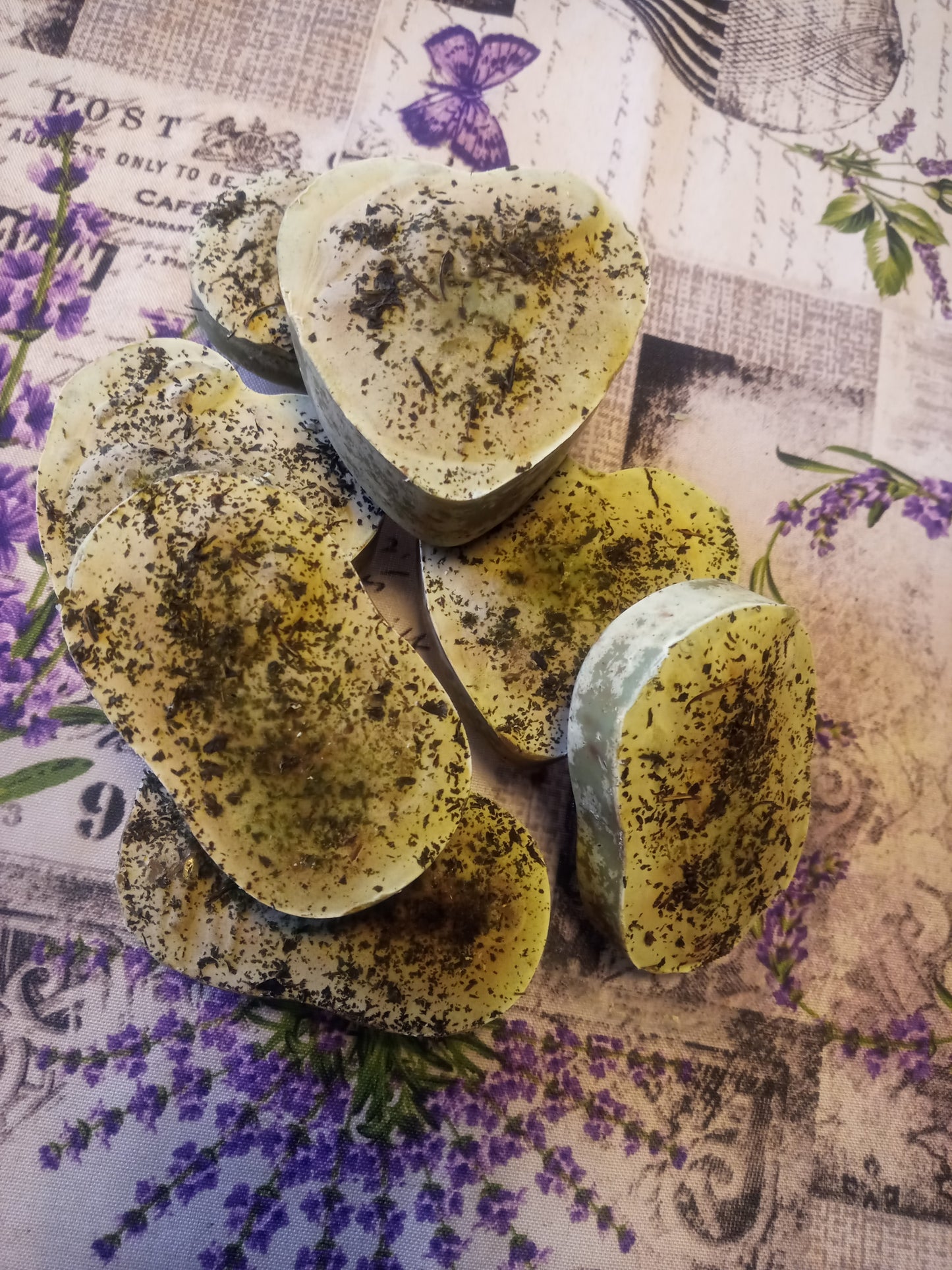 SAPONE MAGICO ATTRAE DENARO,FATTO A MANO con erbe e olii essenziali selezionate per aprire i canali di ABBONDANZA e prosperità,caricato con la fase lunare della LUNA PIENA aprendo le porte ad altre possibilità di GUADAGNO.